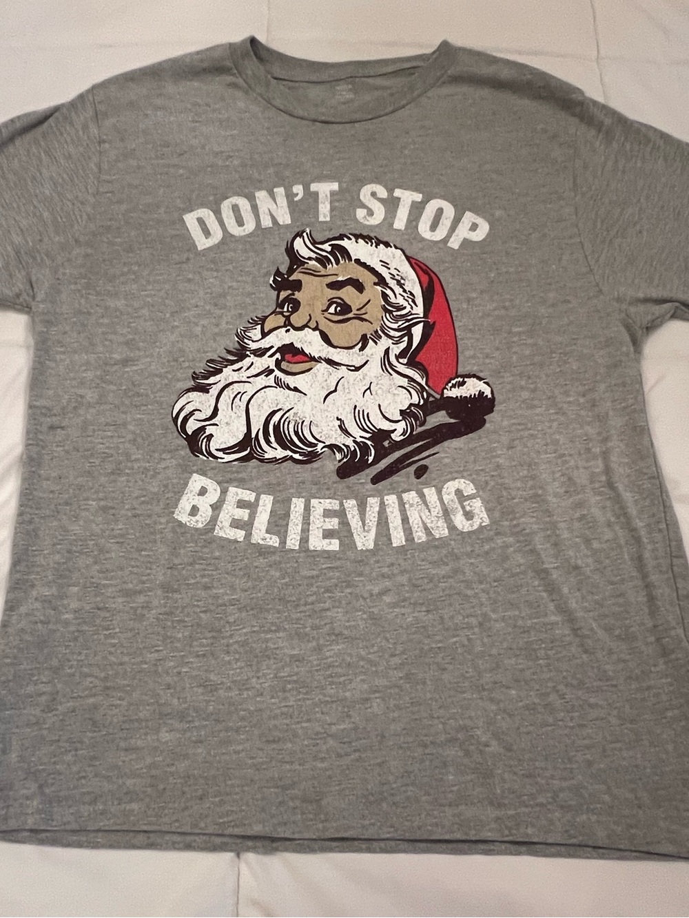 Christmas Mens Medium Gray Santa Claus "Don't Stop Believing" T-Shirt